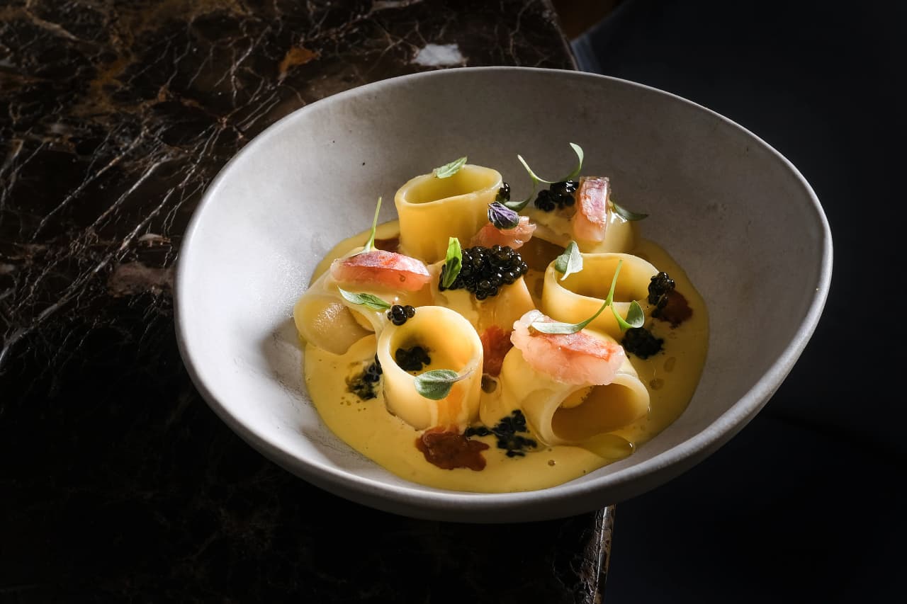 Pasta in crema gialla con guarnizione, cucina di Matteo Grandi