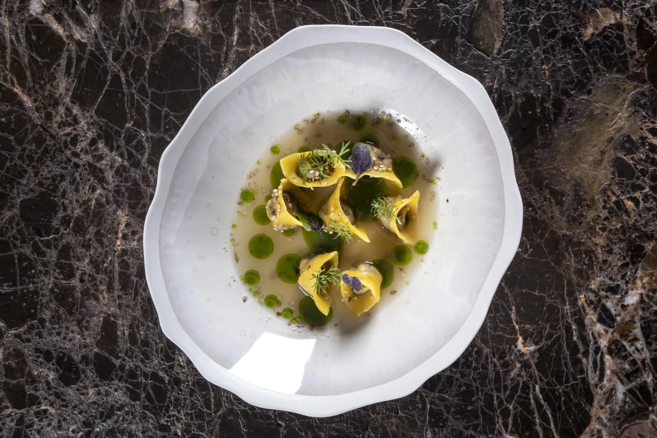 Pasta ripiena in brodo aromatico firmata dallo chef Matteo Grandi