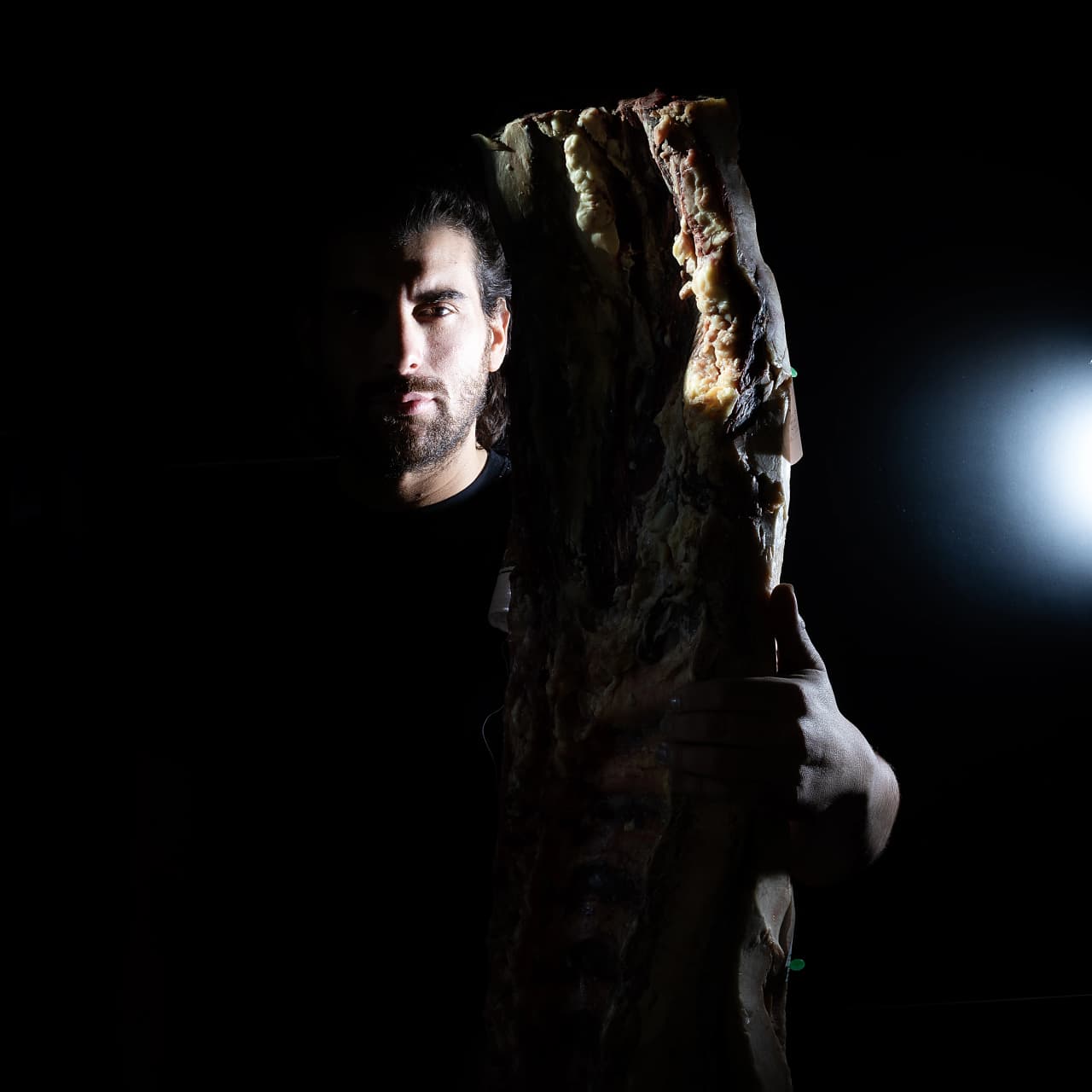 Ritratto in controluce di Matteo Grandi, chef e cuoco italiano